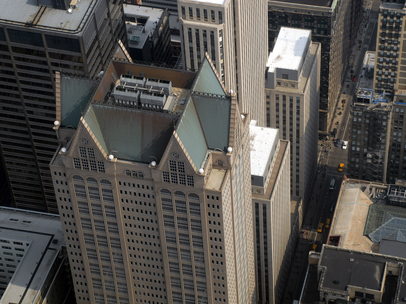 Здание вид сверху. Нью-Йорк небоскребы сверху. Многоэтажка в Нью Йорке сбоку. Вид с высотки Нью Йорк. Небоскребы Нью-Йорка вид сверху.