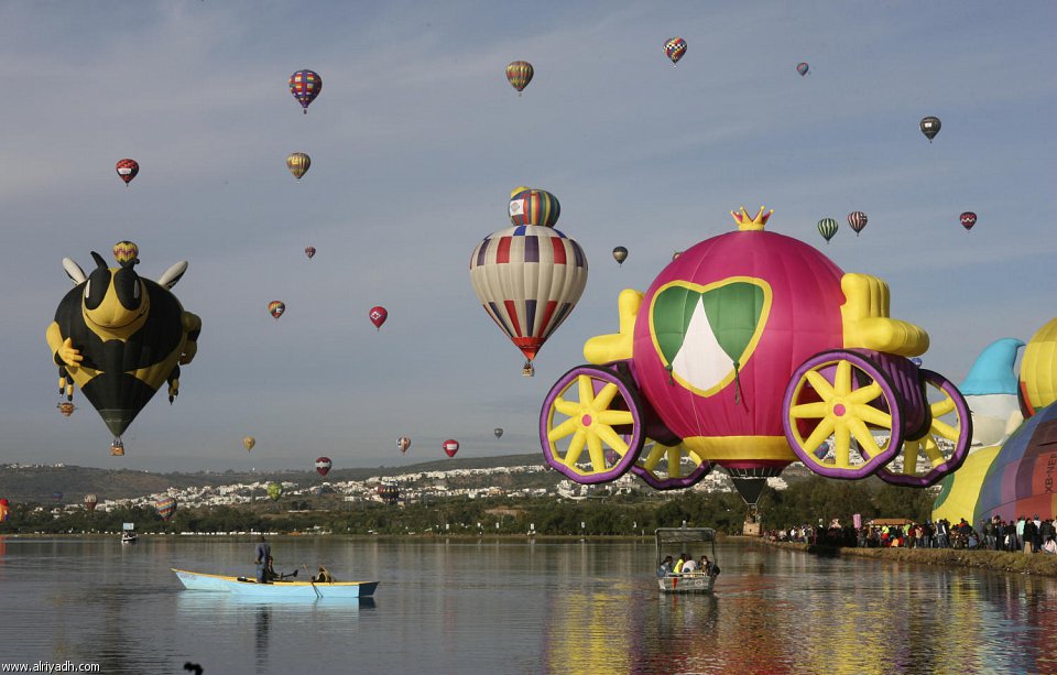 Музей воздушных шаров в санкт петербурге. Фестиваль воздушных шаров Испания. Парад воздушных шаров. Воздушный шар фестиваль. Воздушный шар Испания.