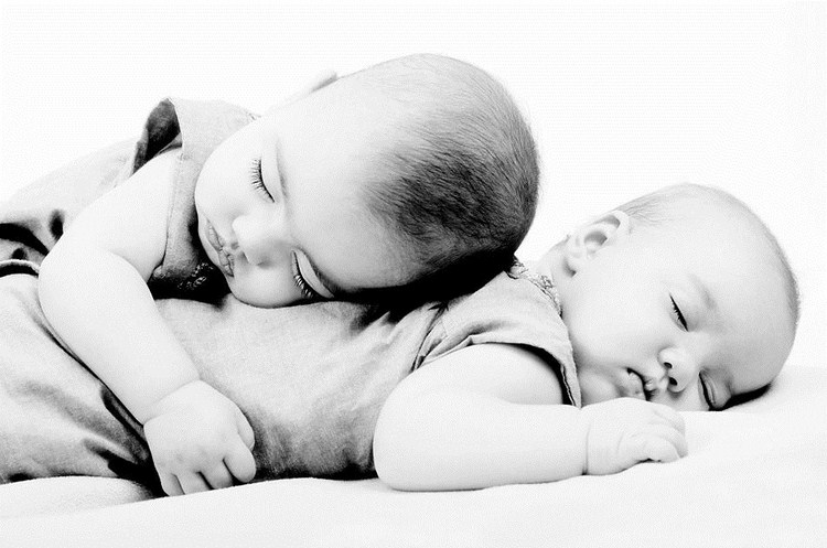 زينة الحياة الدنيا .. - صفحة 2 Black-and-white-baby-photos-1