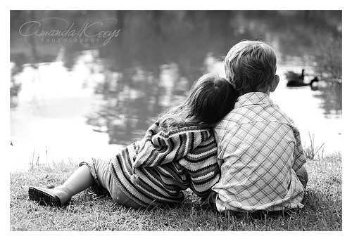 ابيض واسود - صفحة 48 Children_love_sweet_black_and_white_boy_and_girl_b