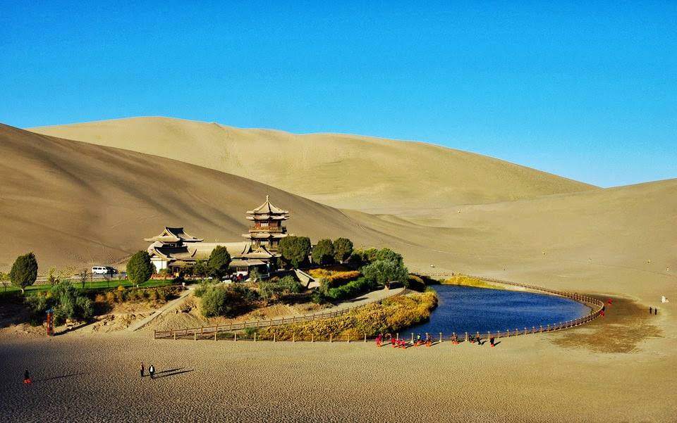 من عجائب الطبيعة.. بحيرة الهلال في صحراء غوبي غرب الصين - منتديات ...