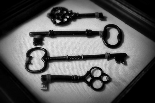 ابيض واسود - صفحة 69 59966.antique-black-and-white-key-keys-favim.com-207207