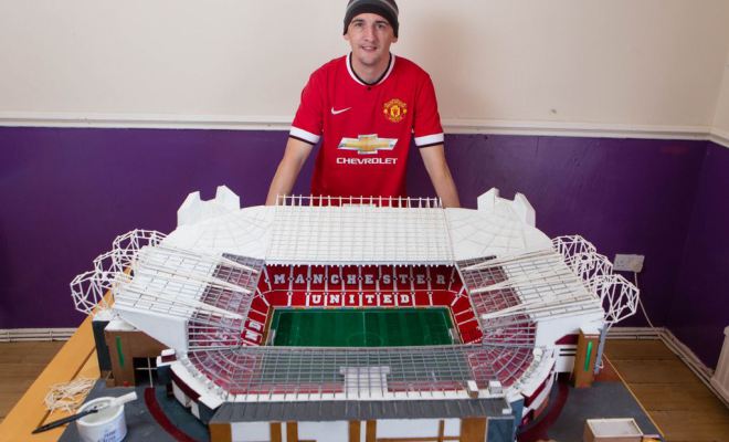 صور: رجل يصنع ملعب كرة قدم من أعواد الكبريت. 45037.pay-manchester-united-fan