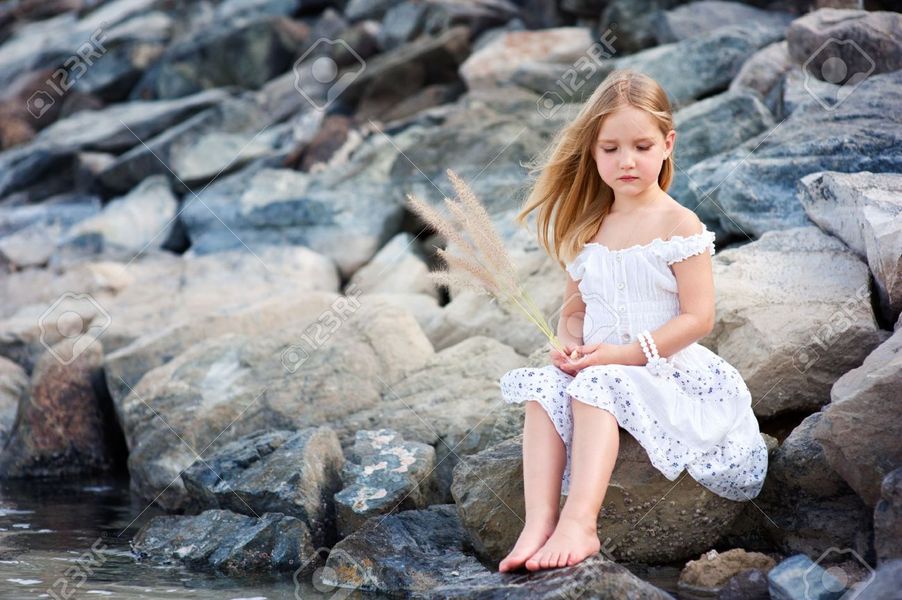 زينة الحياة الدنيا .. - صفحة 84 49001.14009659-lonely-beautiful-girl-sitting-on-stone-se