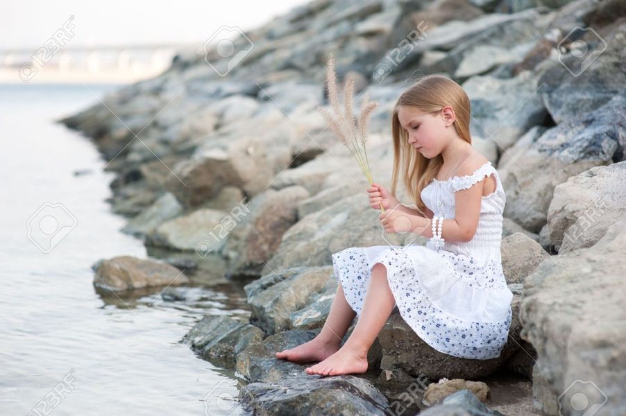 زينة الحياة الدنيا .. - صفحة 84 49001.14009689-lonely-beautiful-girl-sitting-on-stone-se