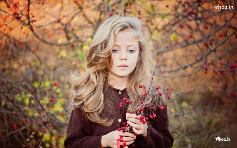 زينة الحياة الدنيا .. - صفحة 63 49001.sad-little-girl-berries-branches-on-her-hand-hd-cu