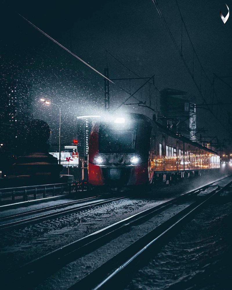 Включи следующая станция песня. Ночной поезд. Поезд ночью зимой. Ночной вокзал. Поезд в темноте.