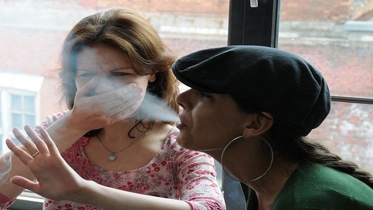 Подростки пьют курят. Общество курильщиков. Люди рядом с курильщиком. Курящие общество. Курения рядом с больными.