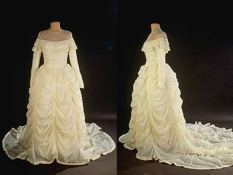 صنعت العروس هذا الفستان يدوياً  58331.wedding-dress-2